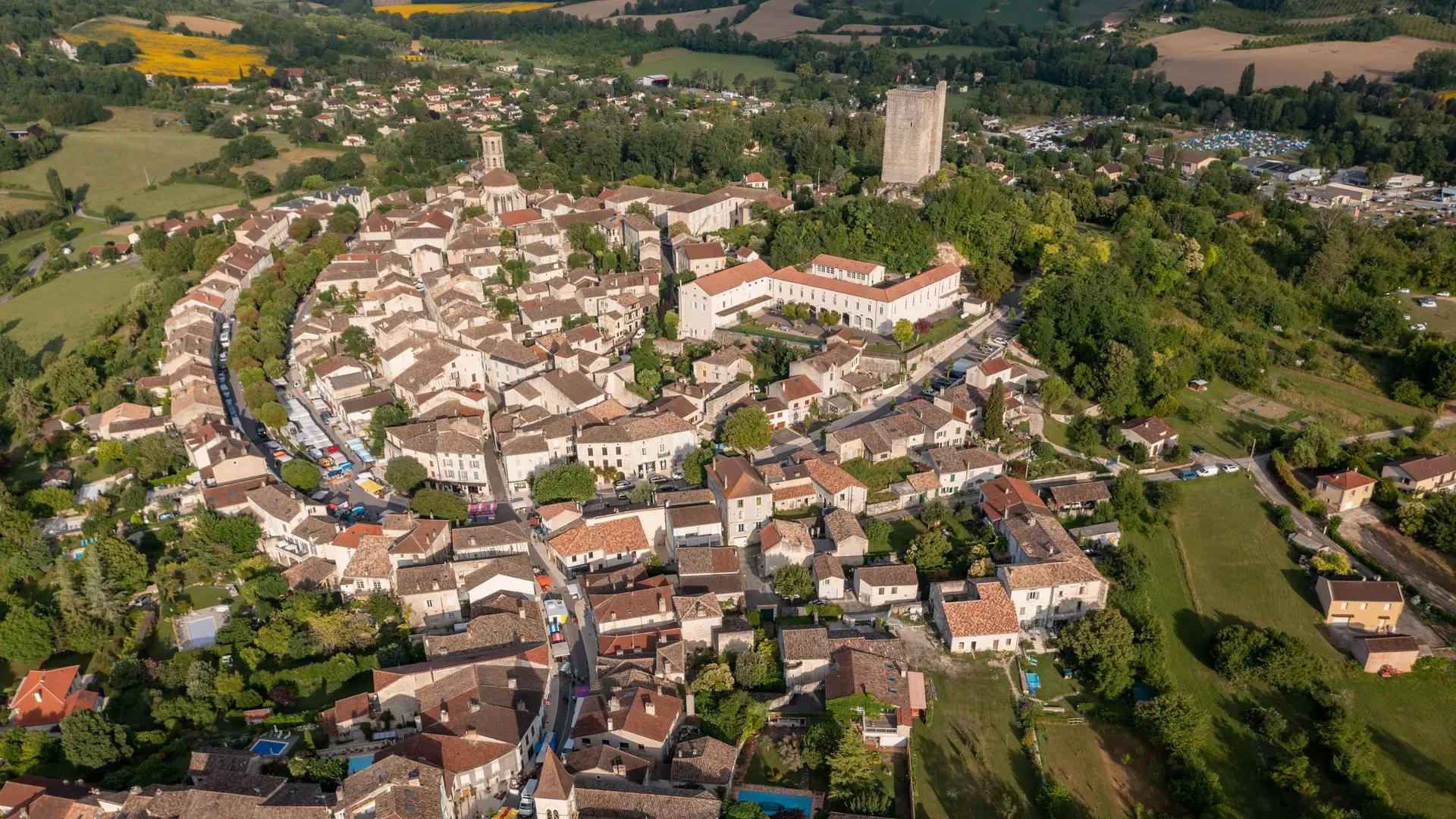 Vue drone du village de Montcuq