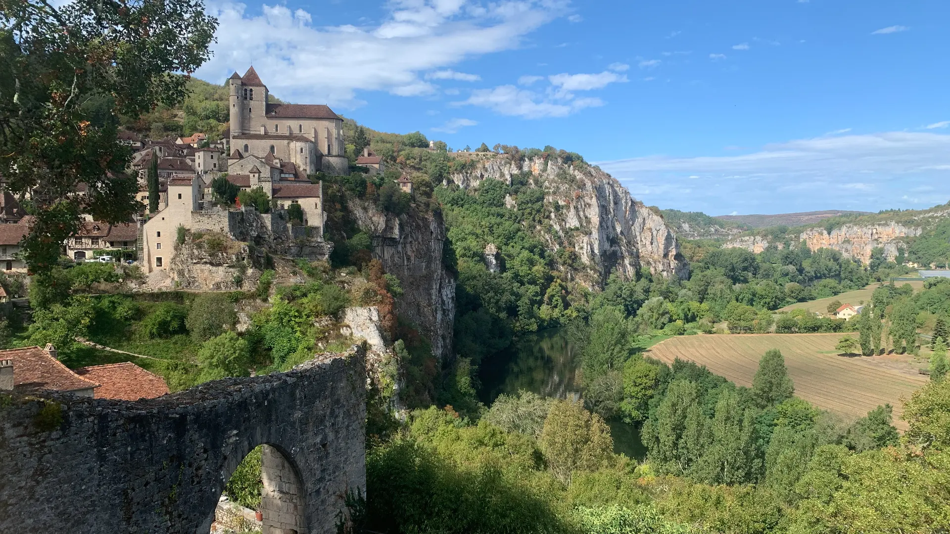 Vue sur Saint-Cirq-Lapopie depuis la porte de Rocamadour