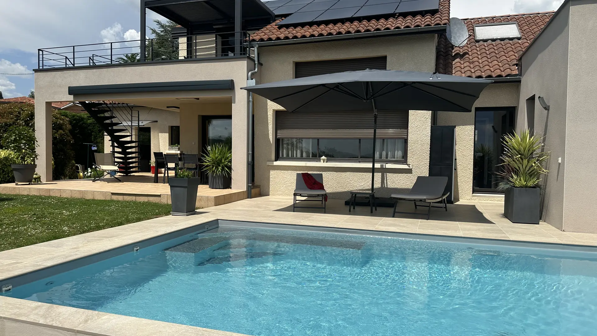 notre maison et le studio à l'étage avec balcon/terrasse