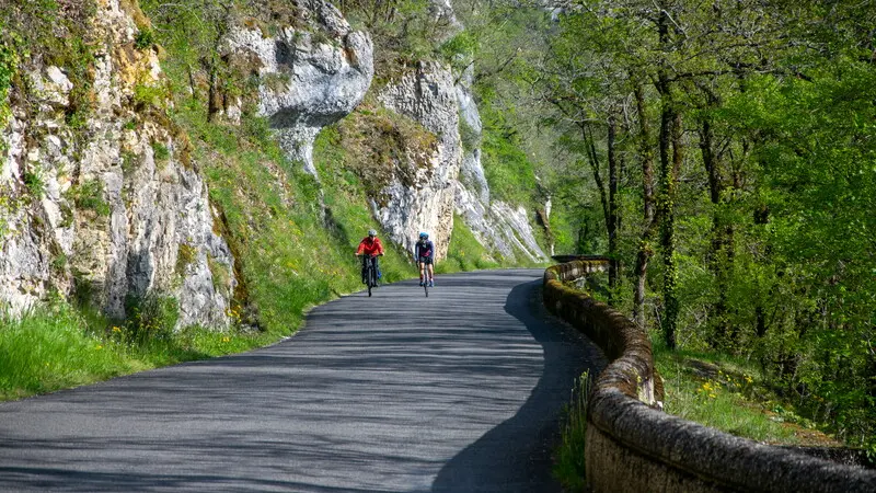 Cyclistes sur la V87 sous la falaise Mirandol
