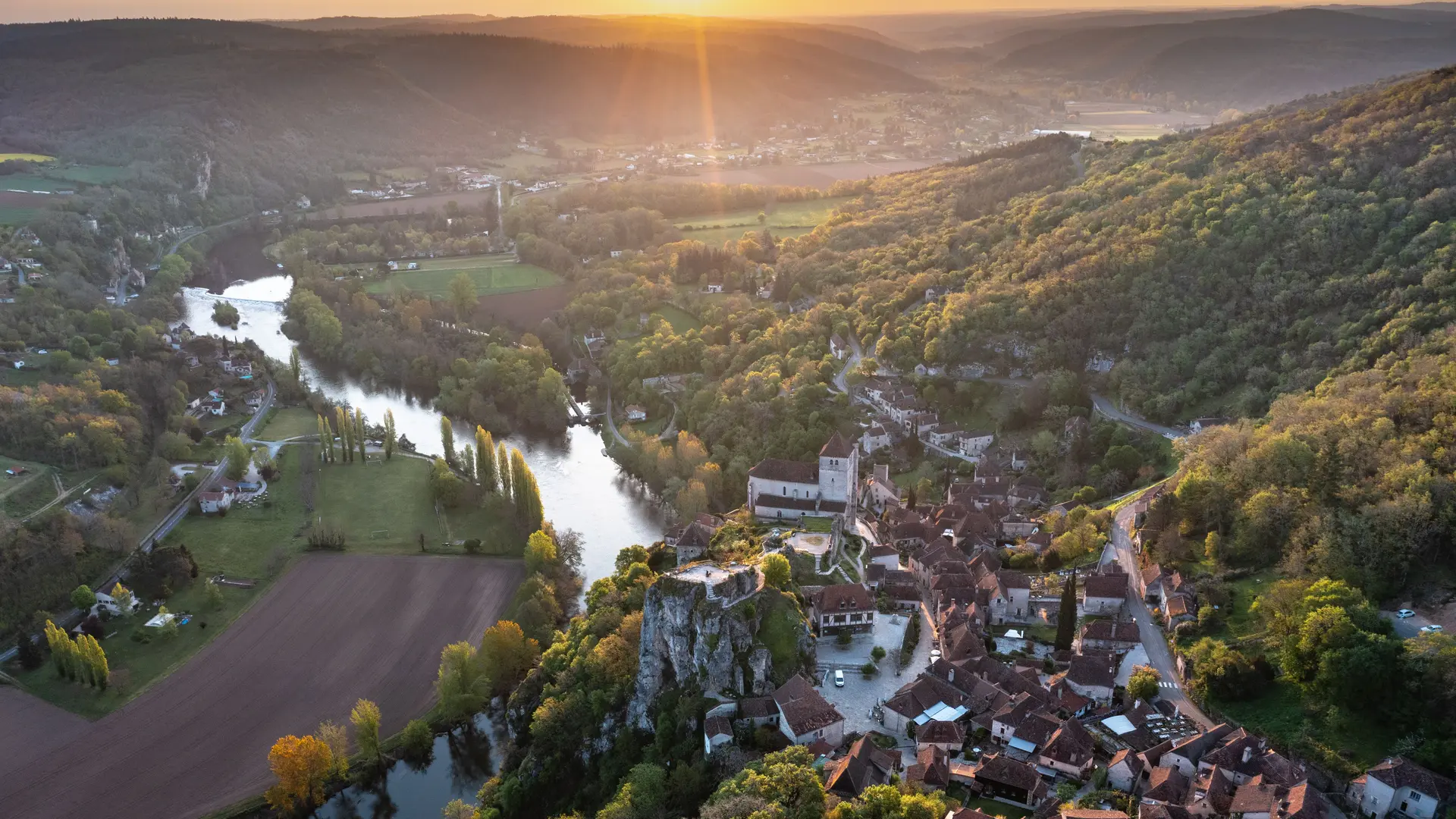 Soleil levant sur Saint-Cirq-Lapopie - vue drone