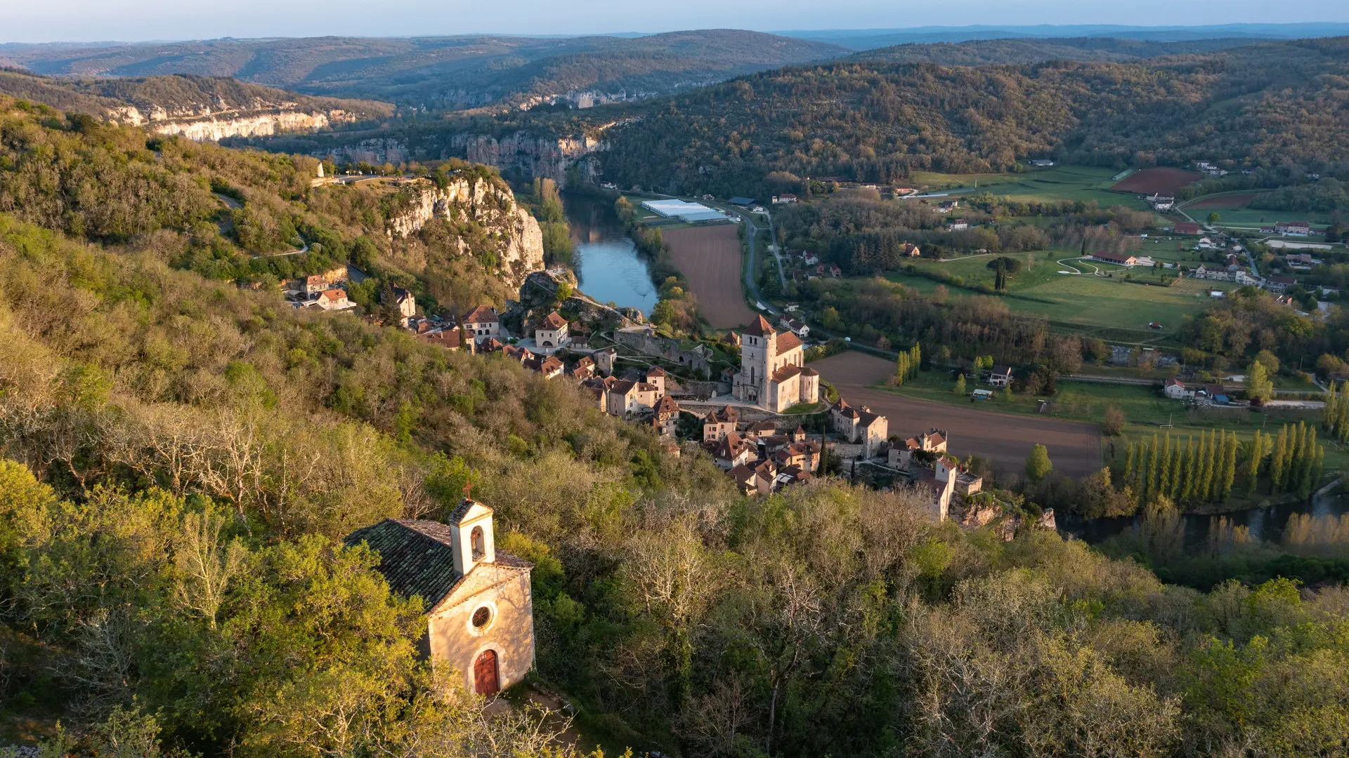 La chapelle Sainte-Croix dominant le village de Saint-Cirq-Lapopie