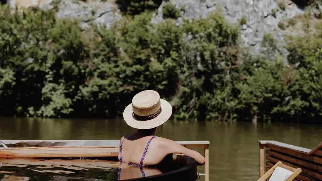 Spa face à la rivière