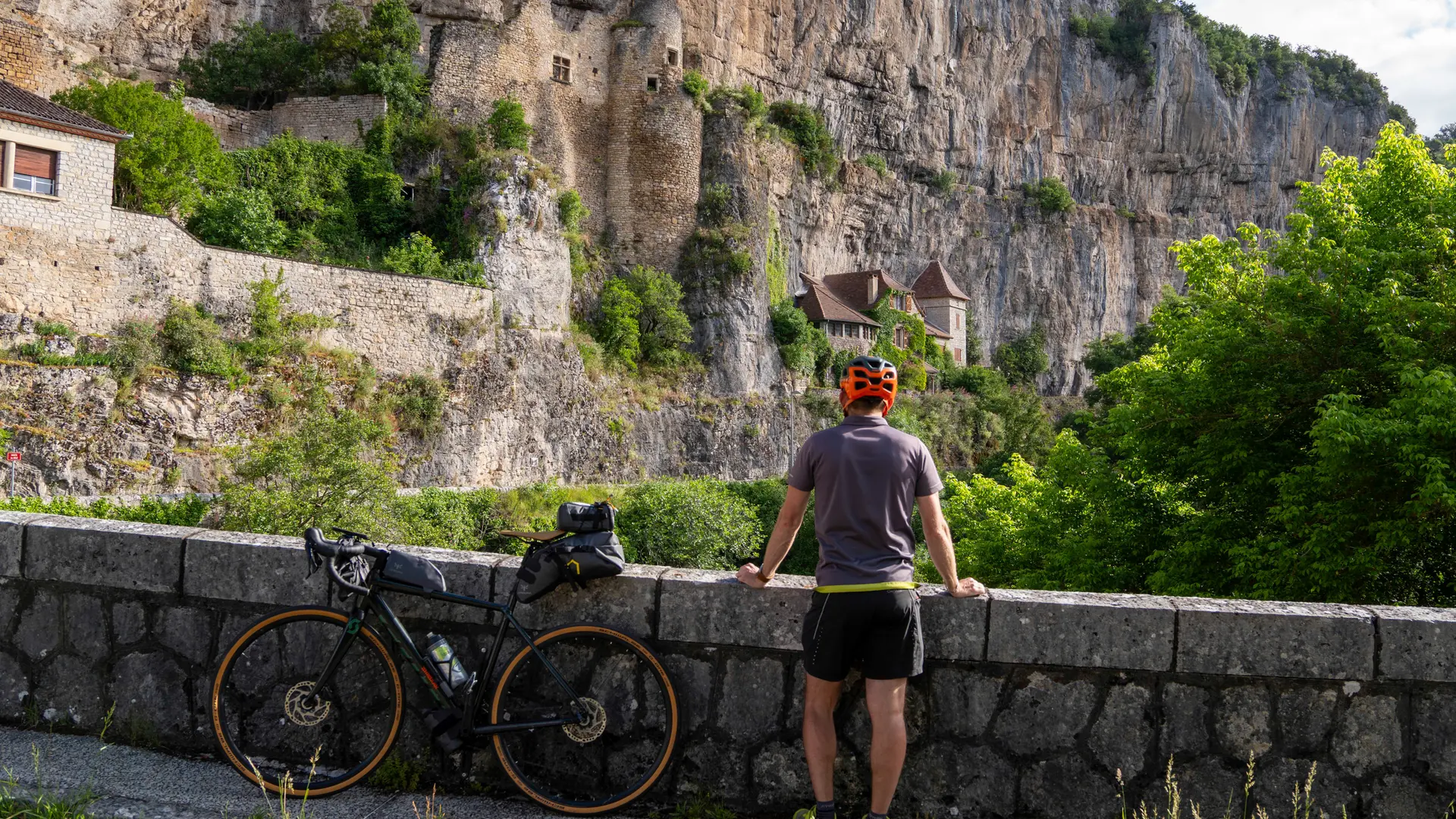 Halte devant les maisons troglodytes et les ruines du Château de Cabrerets
