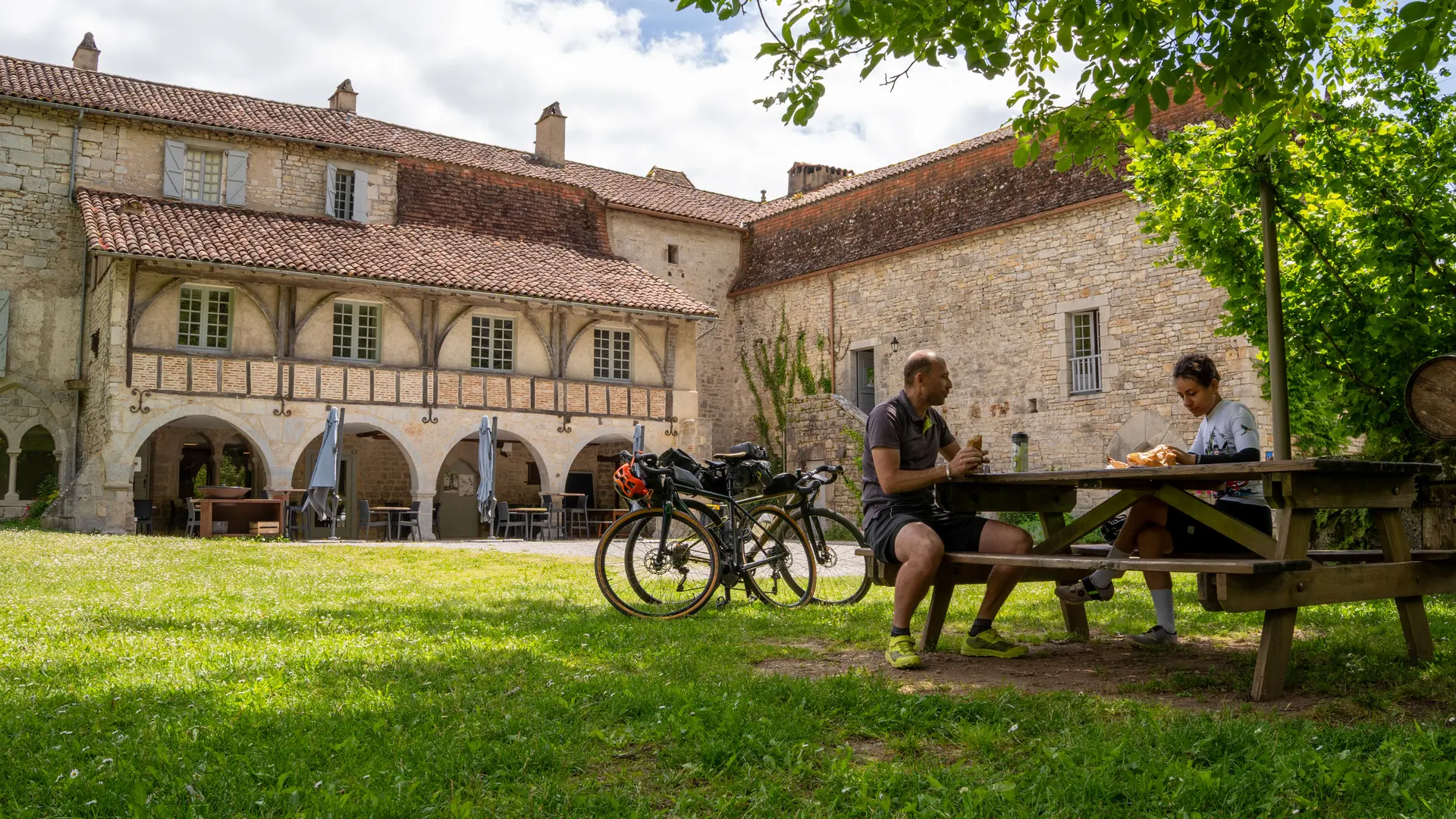 Halte déjeuner au prieué d'Espagnac-Sainte-Eulalie