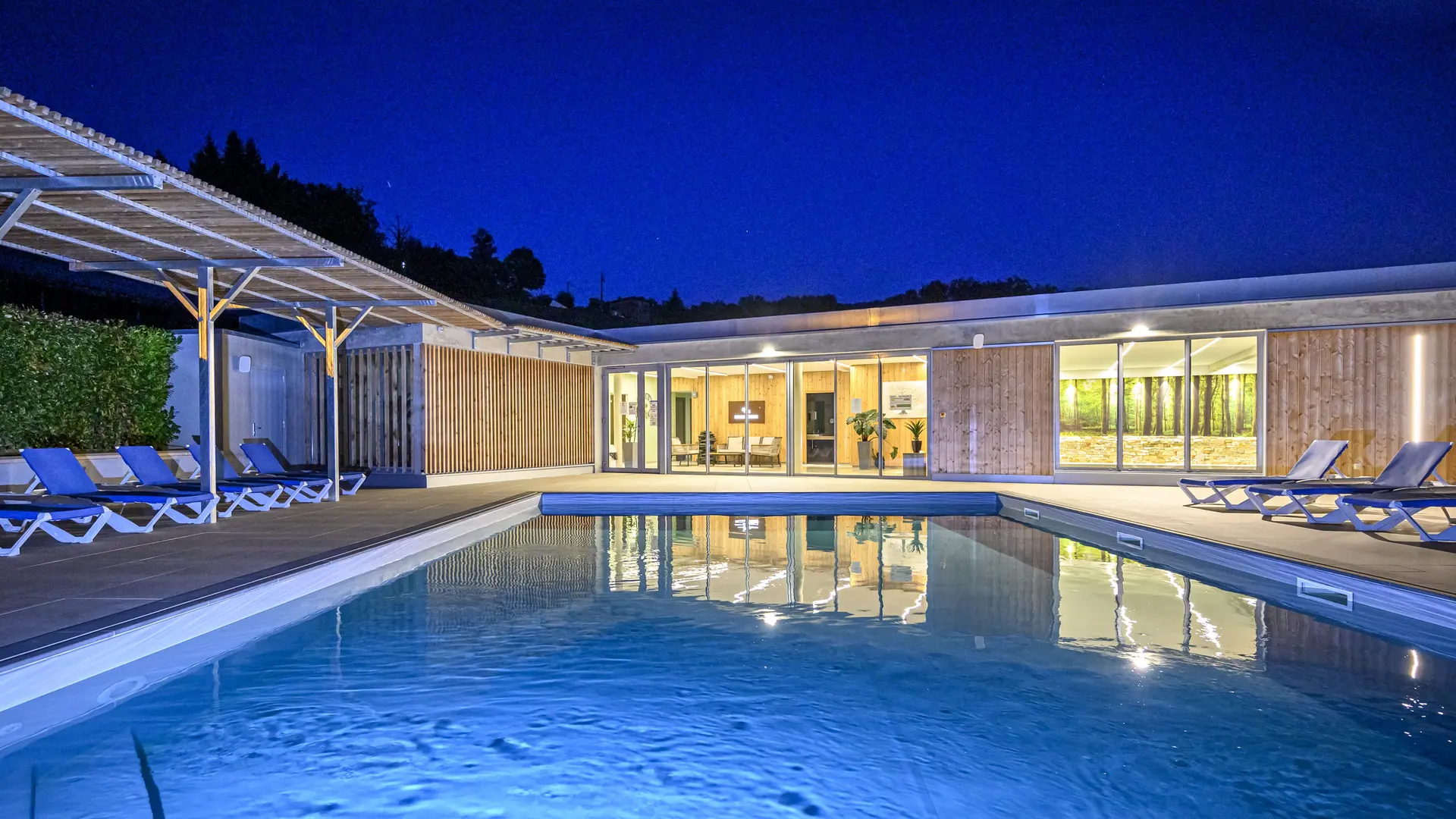 piscine exérieure face au POLE BIEN ETRE