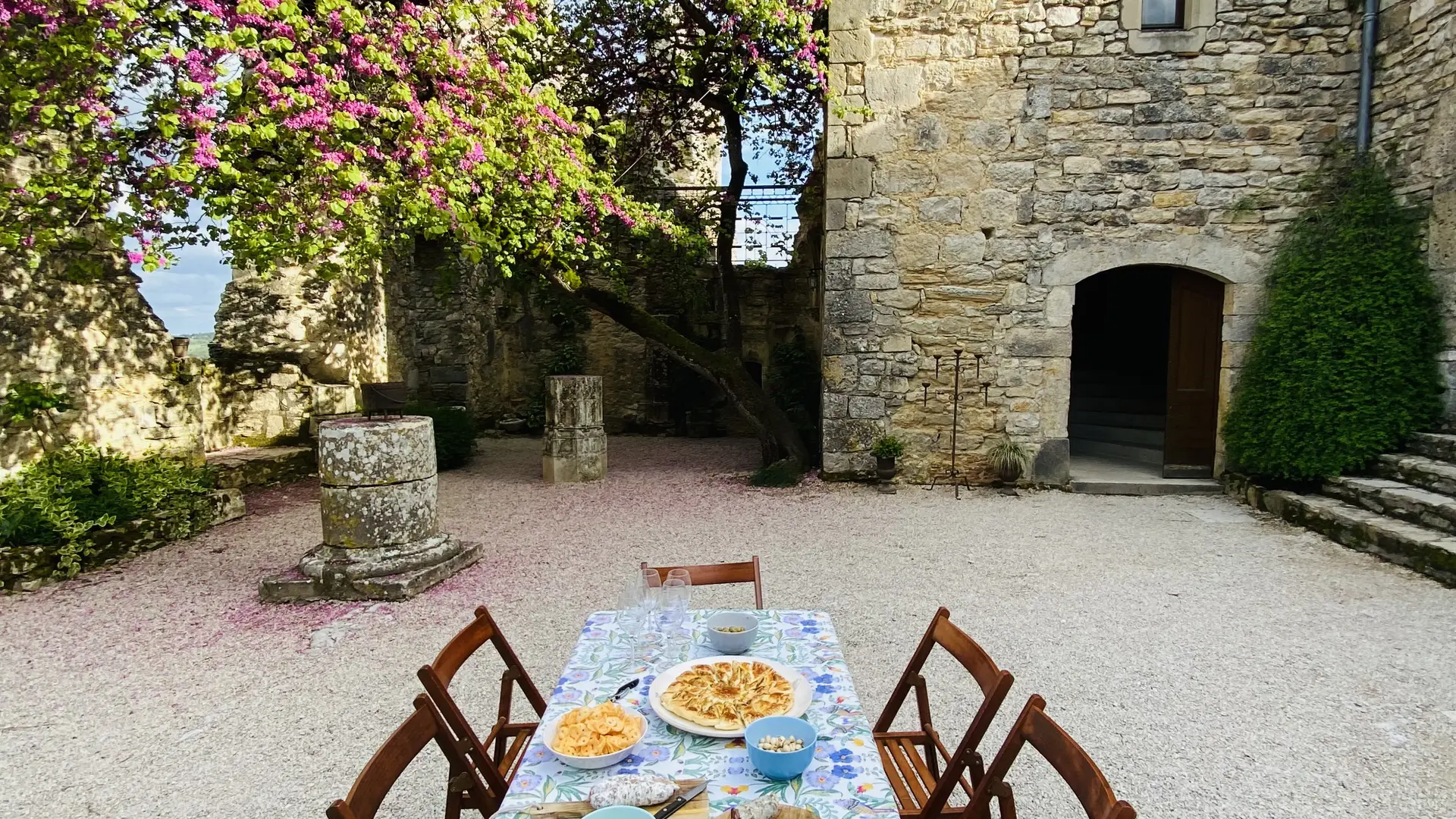 3_Cour interieure_Chateau de Roussillon 2