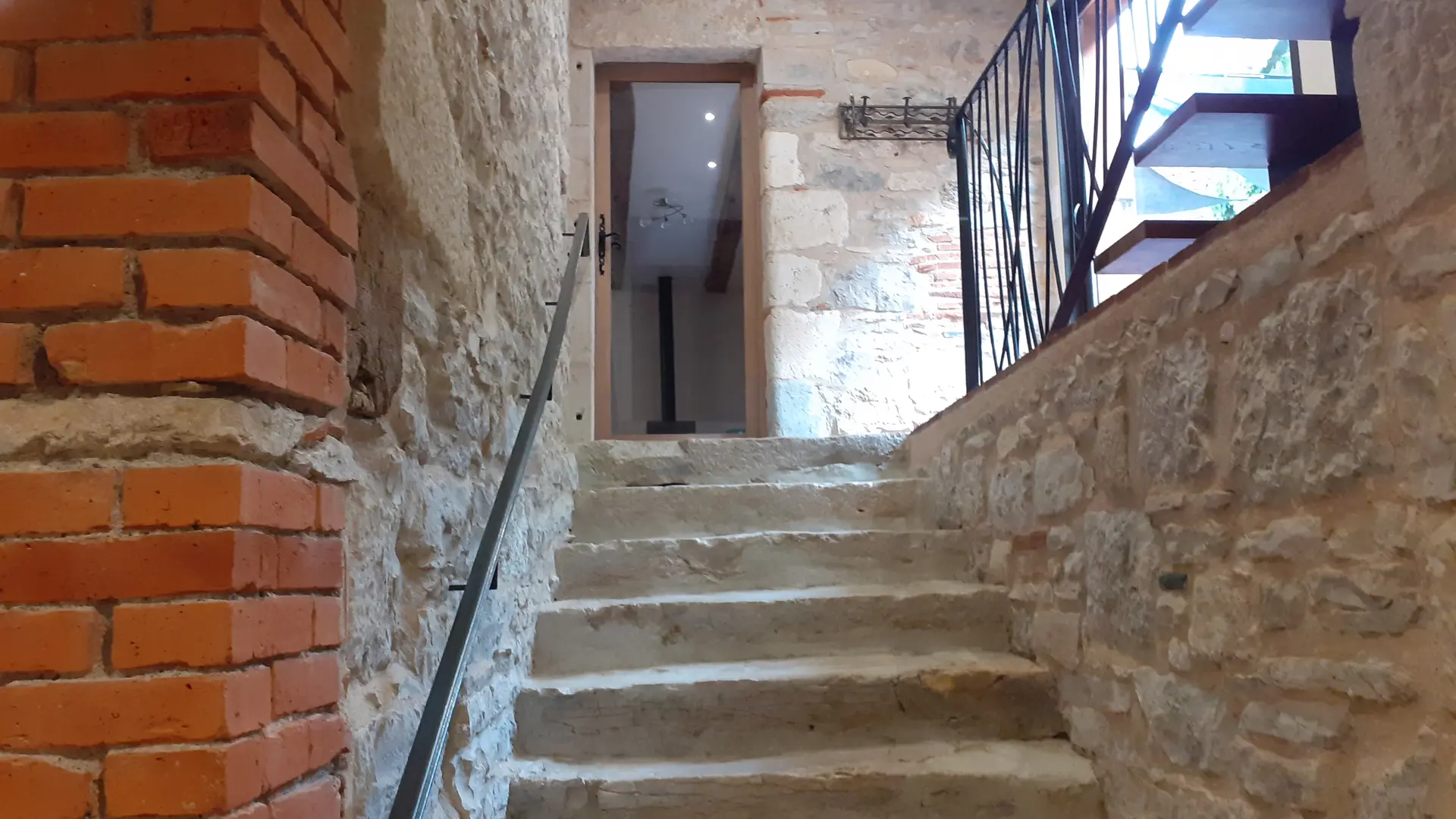 2 ENTREE et ESCALIER d'ACCES A L'ETAGE