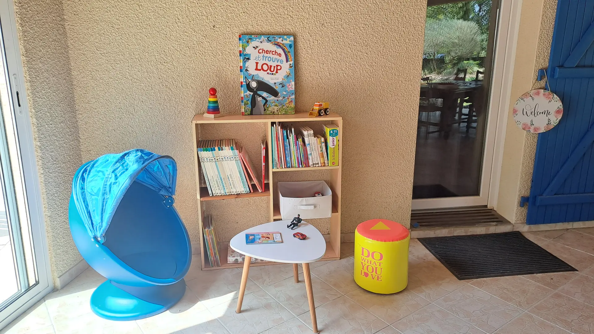 Patio couvert coin enfant livres