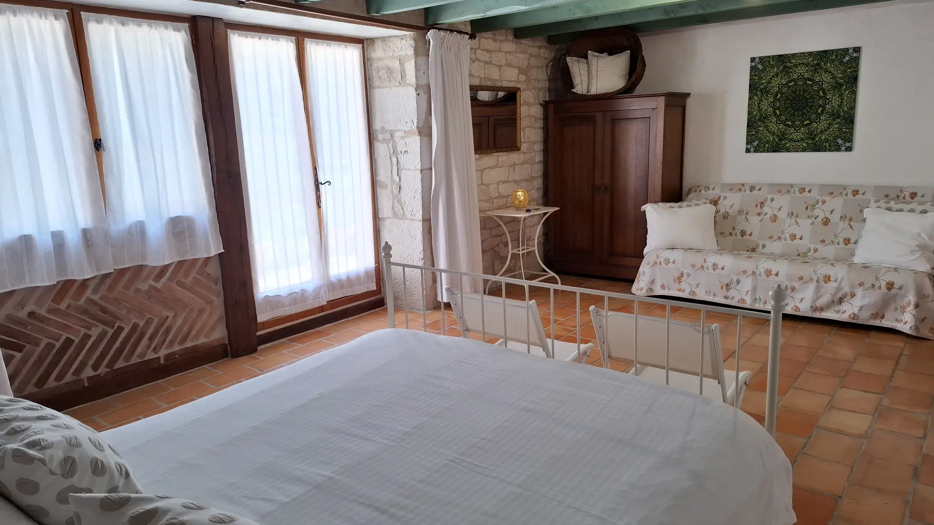 Chambre avec click clac, lit de bebe, lit camping