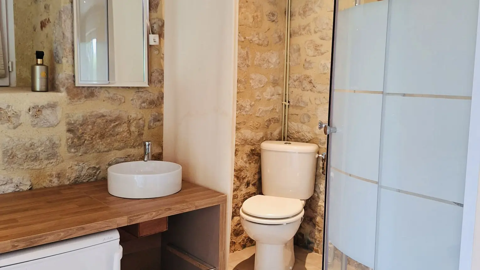 Douche, toilet et lavabo