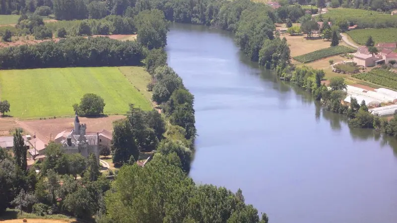 Crayssac : Vue sur la Rivière Lot et le Chateau de Langle situé à Caillac