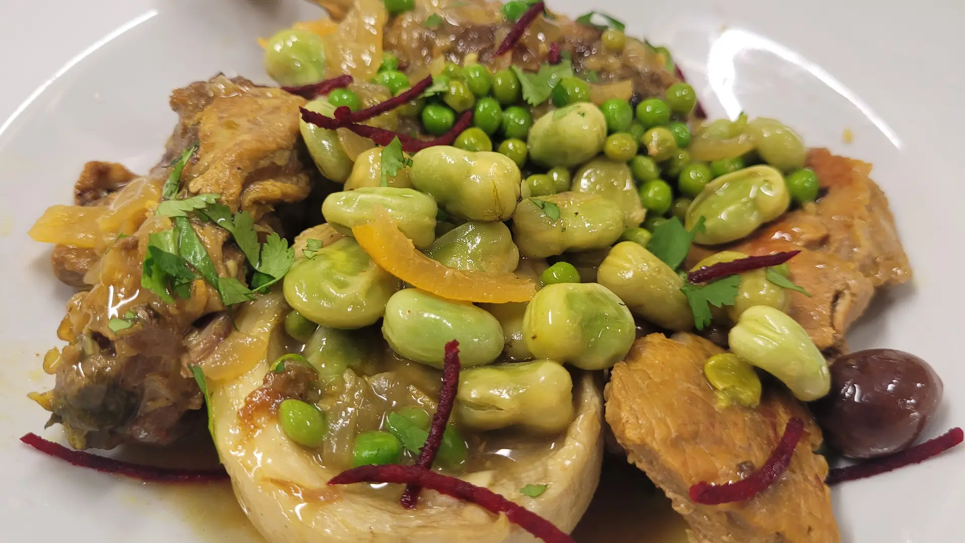 tajine canard et veau, petits pois fèves et artichauds