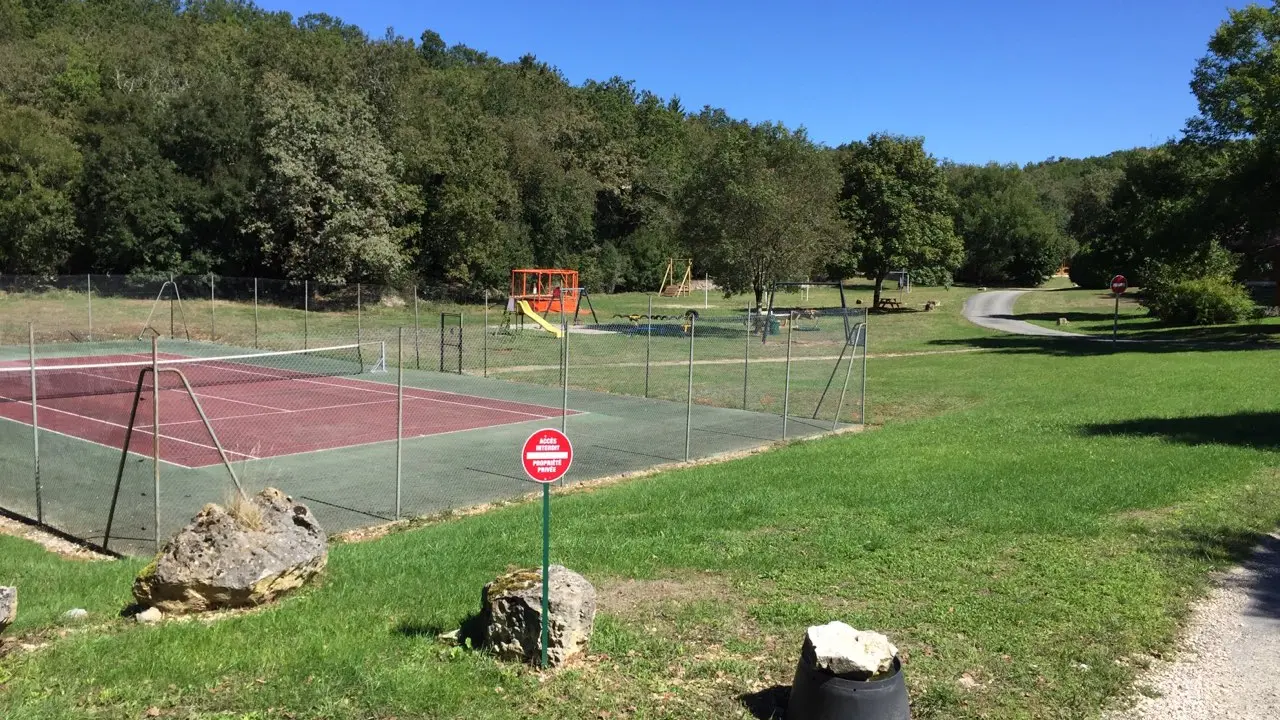 terrain de tennis + aire de jeux