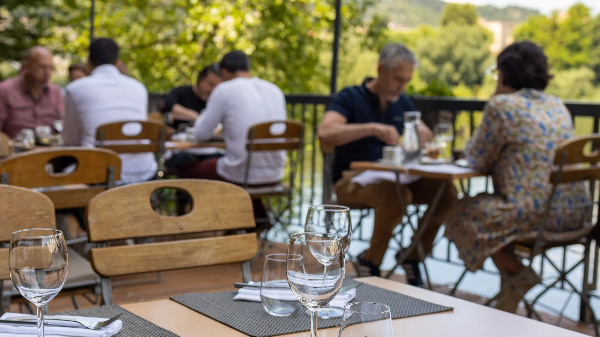 Terrasse surplombant Le Lot