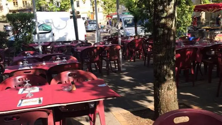 terrasse-Auberge-de-la-Place-Cazals