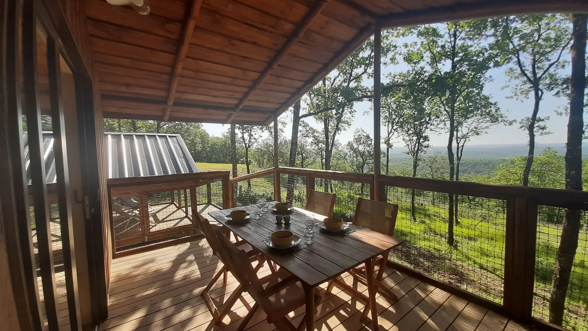 2 cabanes reliées par une passserelle pour 7 vue panoramique