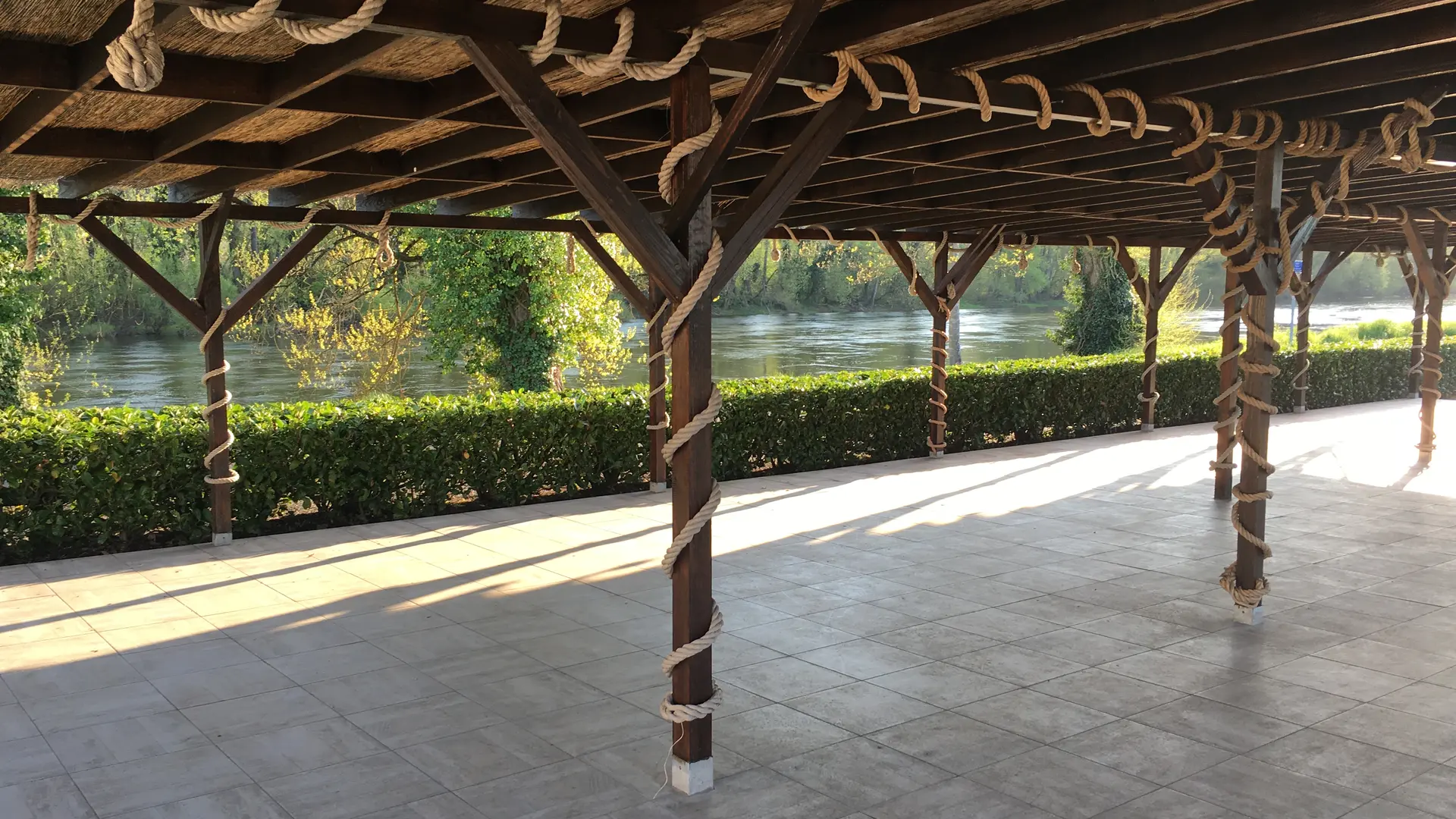 Terrasse du restaurant, vue sur Dordogne
