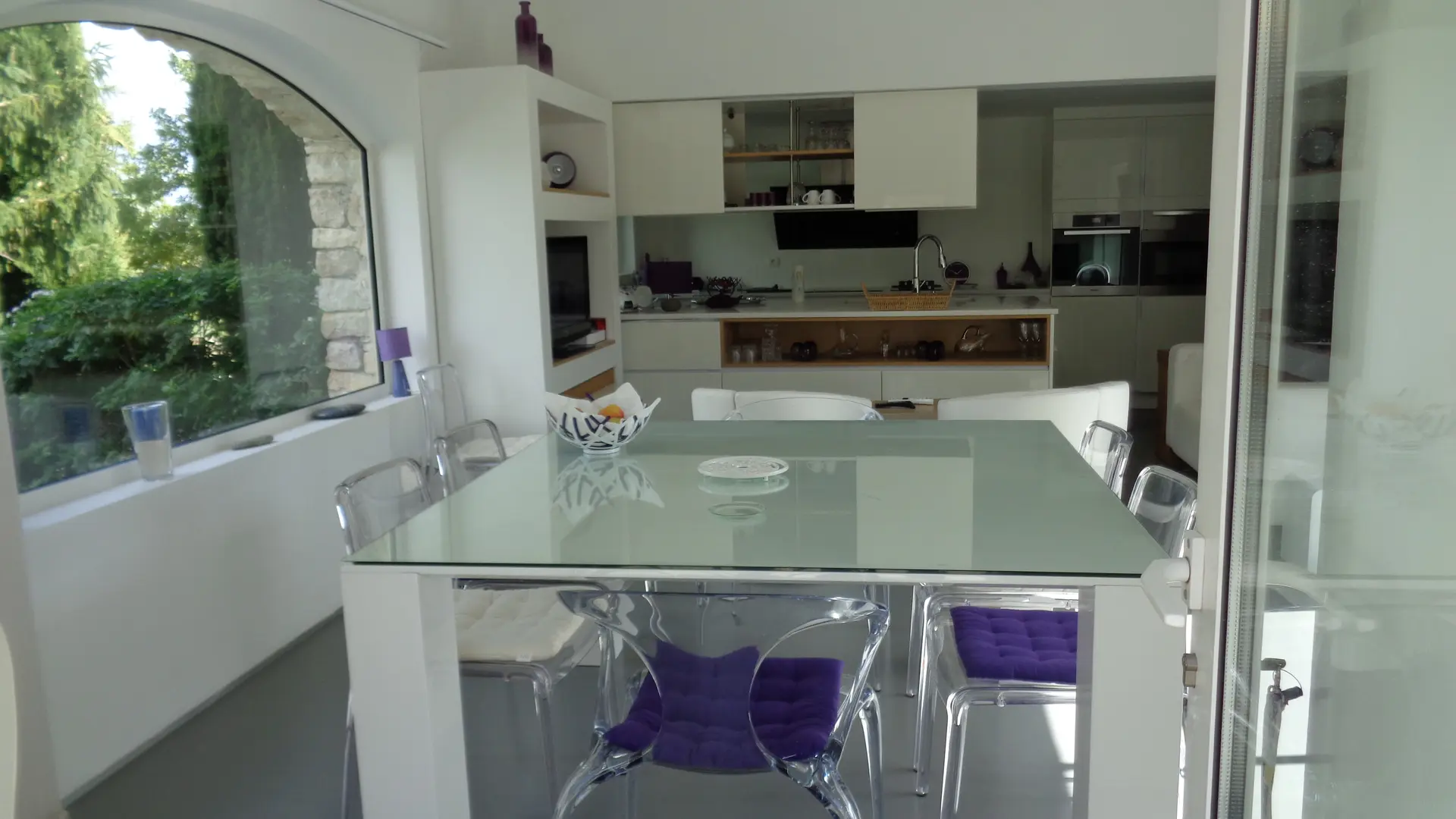 Vue sur la salle à manger et la cuisine, photo prise de la veranda