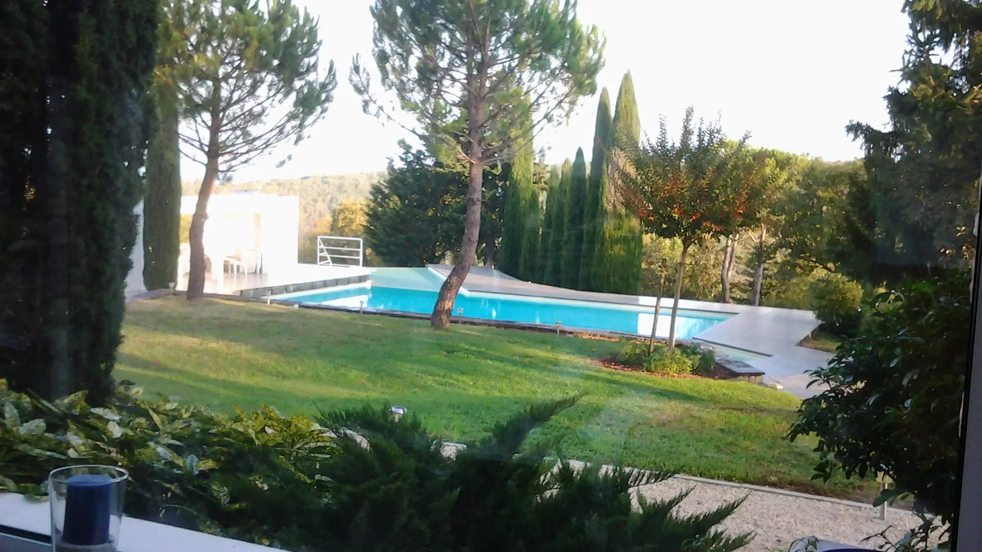 Vue sur la piscine, de la salle à manger