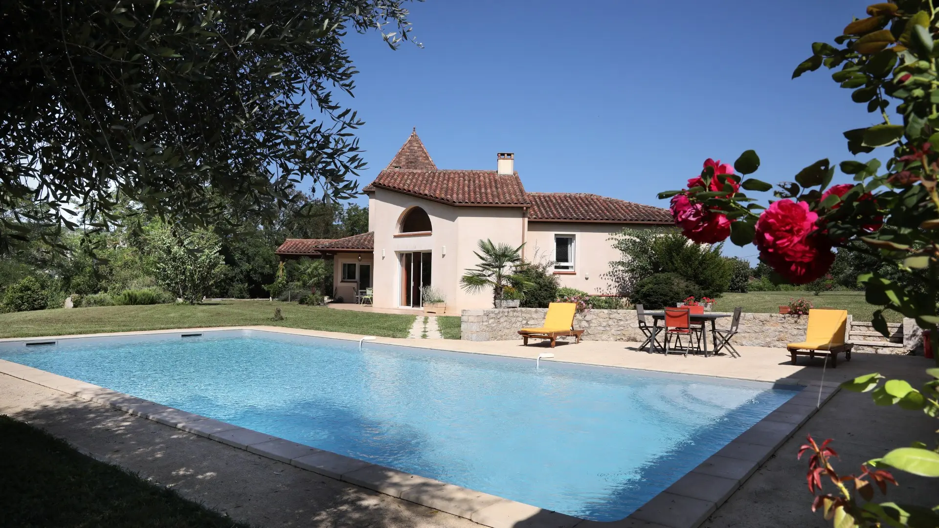 Vue sur la piscine et la maison