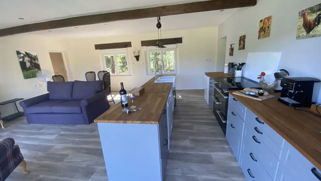 vue-depuis-l'avant-de-la-propriété-agencement-de-la-cuisine-1