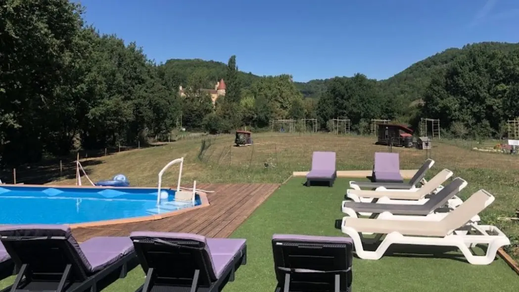 vue-sur-la-campagne-autour-et-le-château-voisin-1