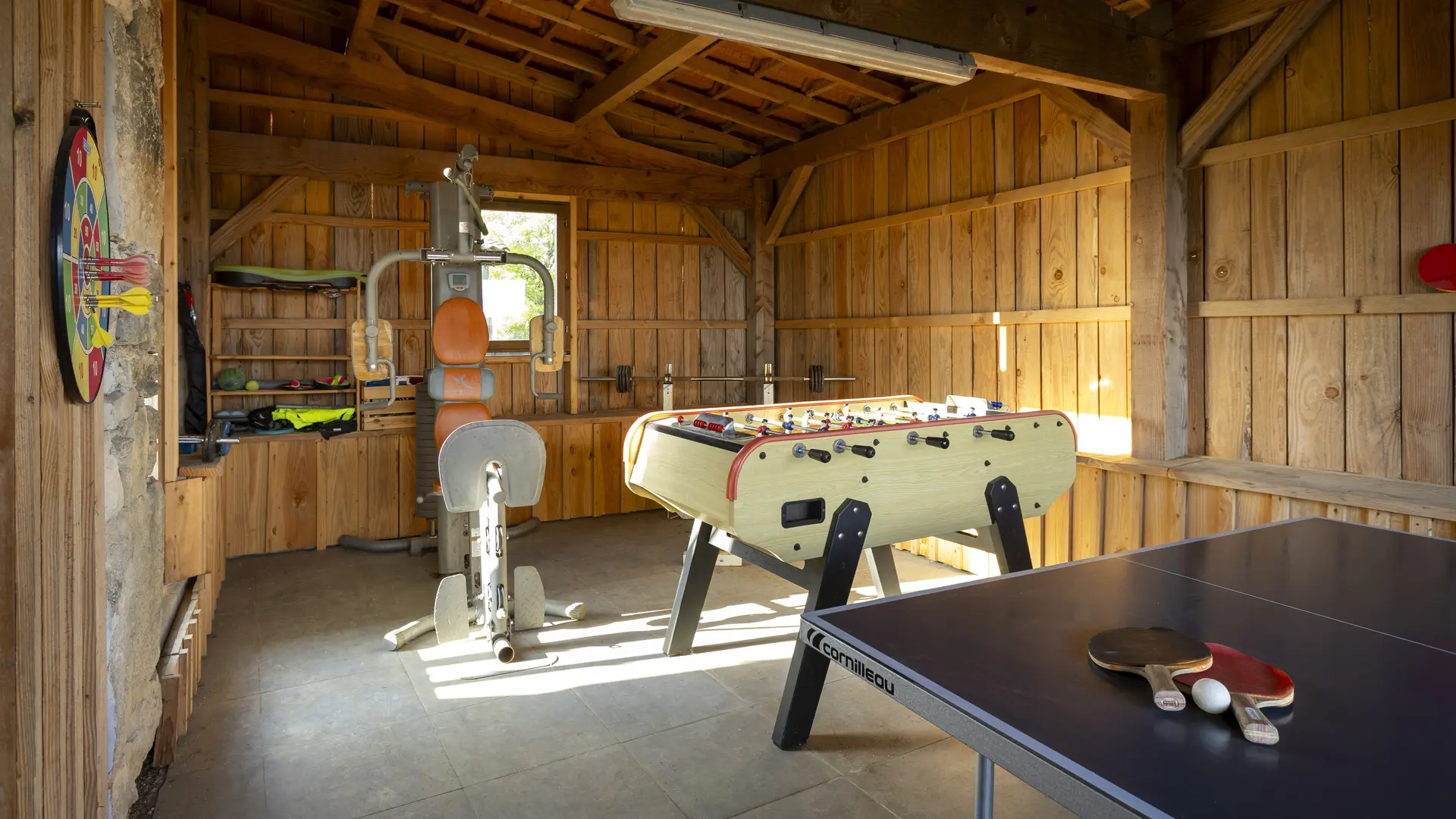Salle de jeux, avec appareils de musculation