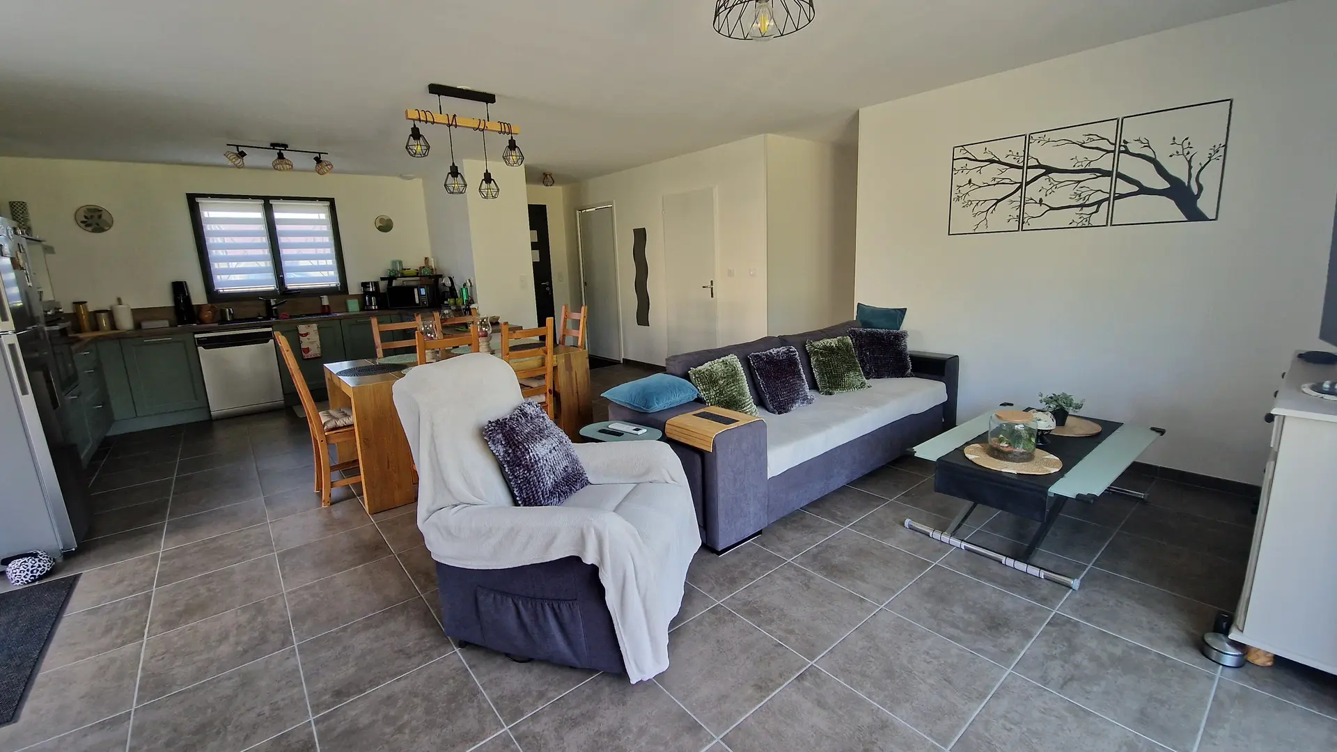 vue d'ensemble cuisine salle manger salon