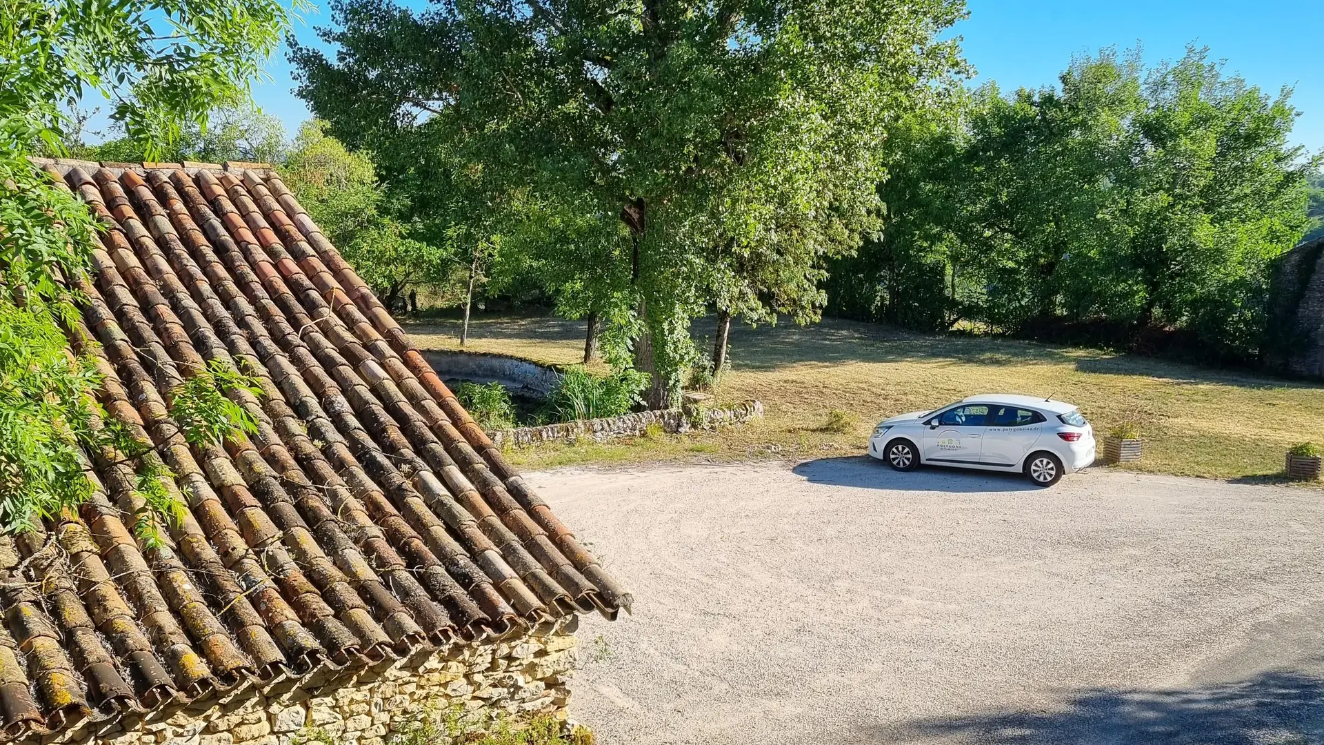 Vue sur hangar et parking