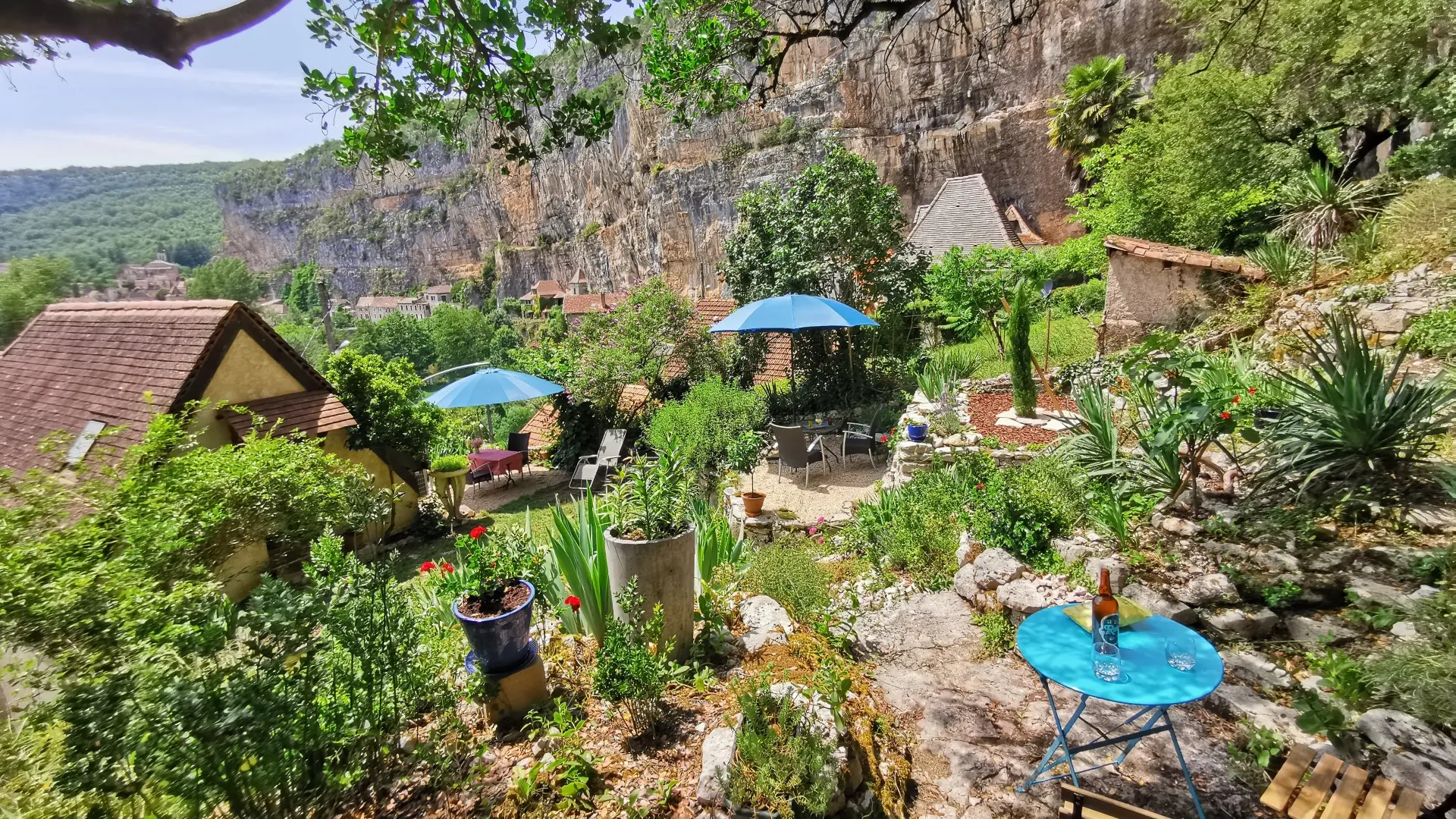 Vue générale du jardin commun avec ses 3 terrasses