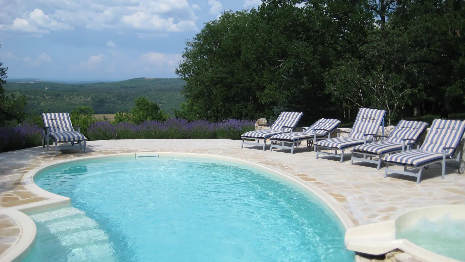 Piscine avec chaises et cousins