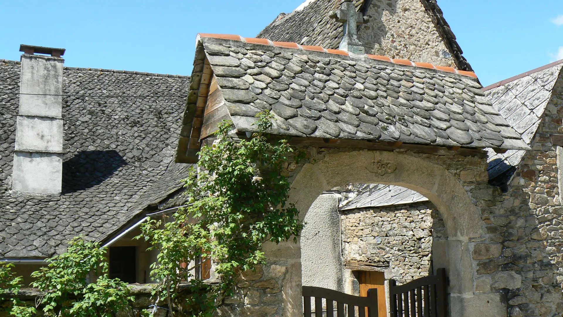 A Cahus, magnifique toit de lauzes.
