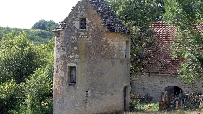 Beaumat - Pigeonnier Tour Couvert de Lauzes