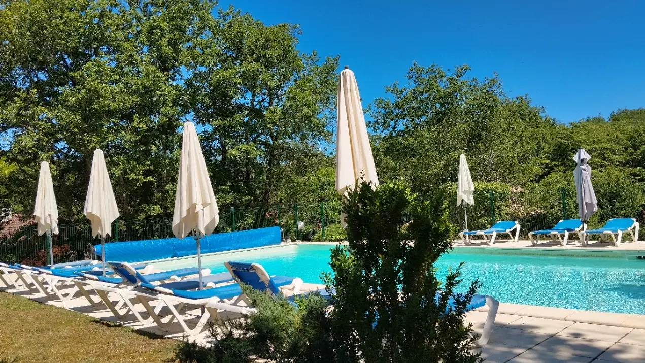 Piscine partagée réservée aux habitants du Hameau LA COLLINE
