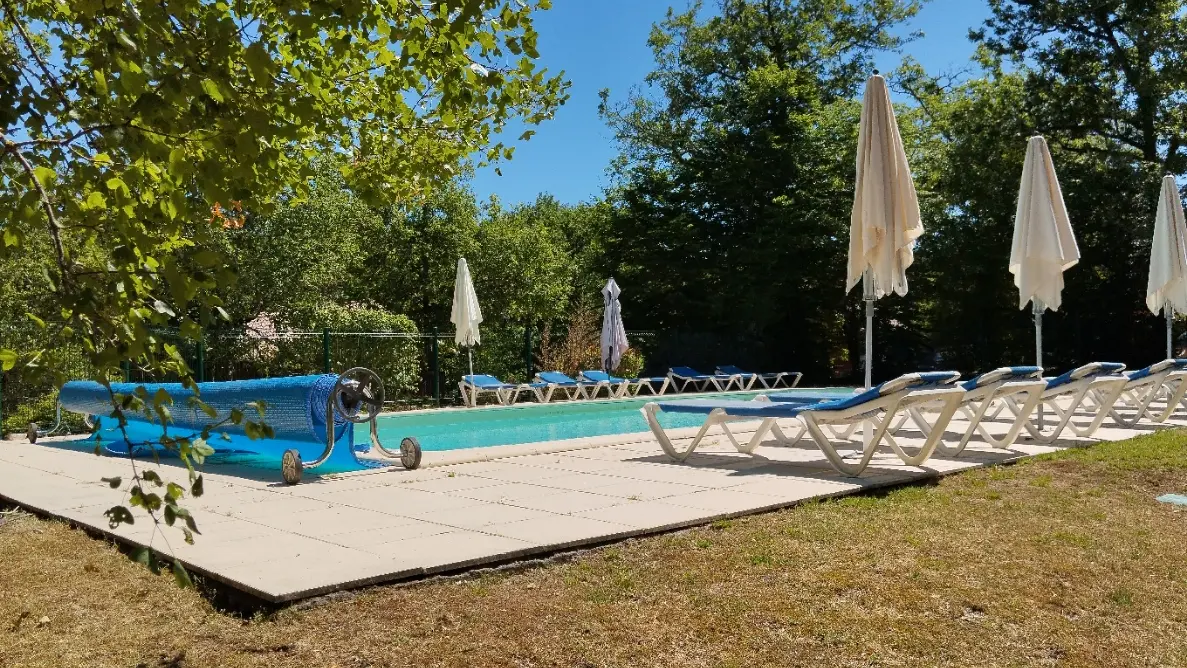 Piscine partagée réservée aux habitants du Hameau LA COLLINE