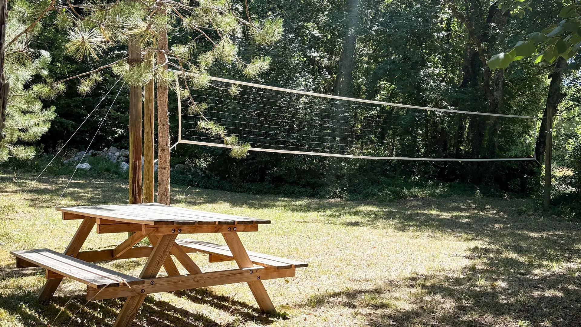 Aire de jeu (volley, mini terrain de foot...)