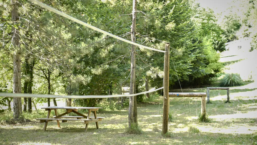 Aire de jeu avec terrain de volley et petit terrain de foot