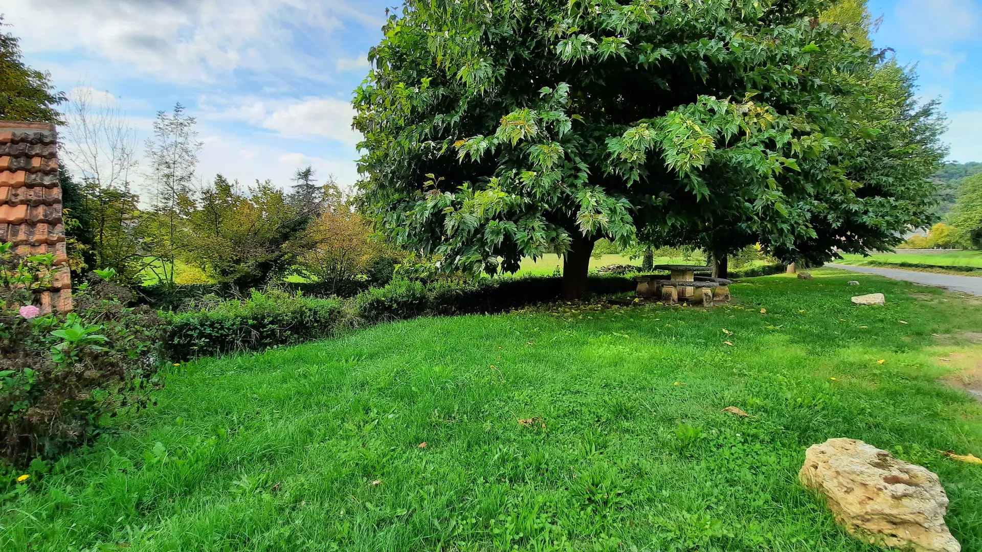 Aire de pique-nique au Lavoir de Cenevieres 2