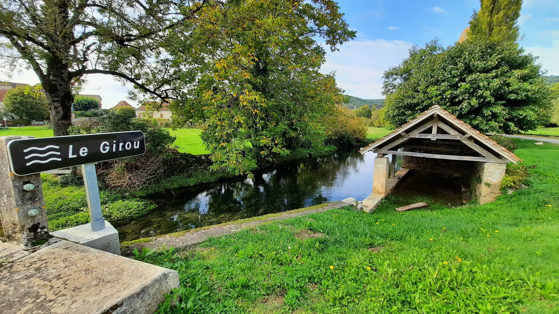 Aire de pique-nique au Lavoir de Cenevieres 3