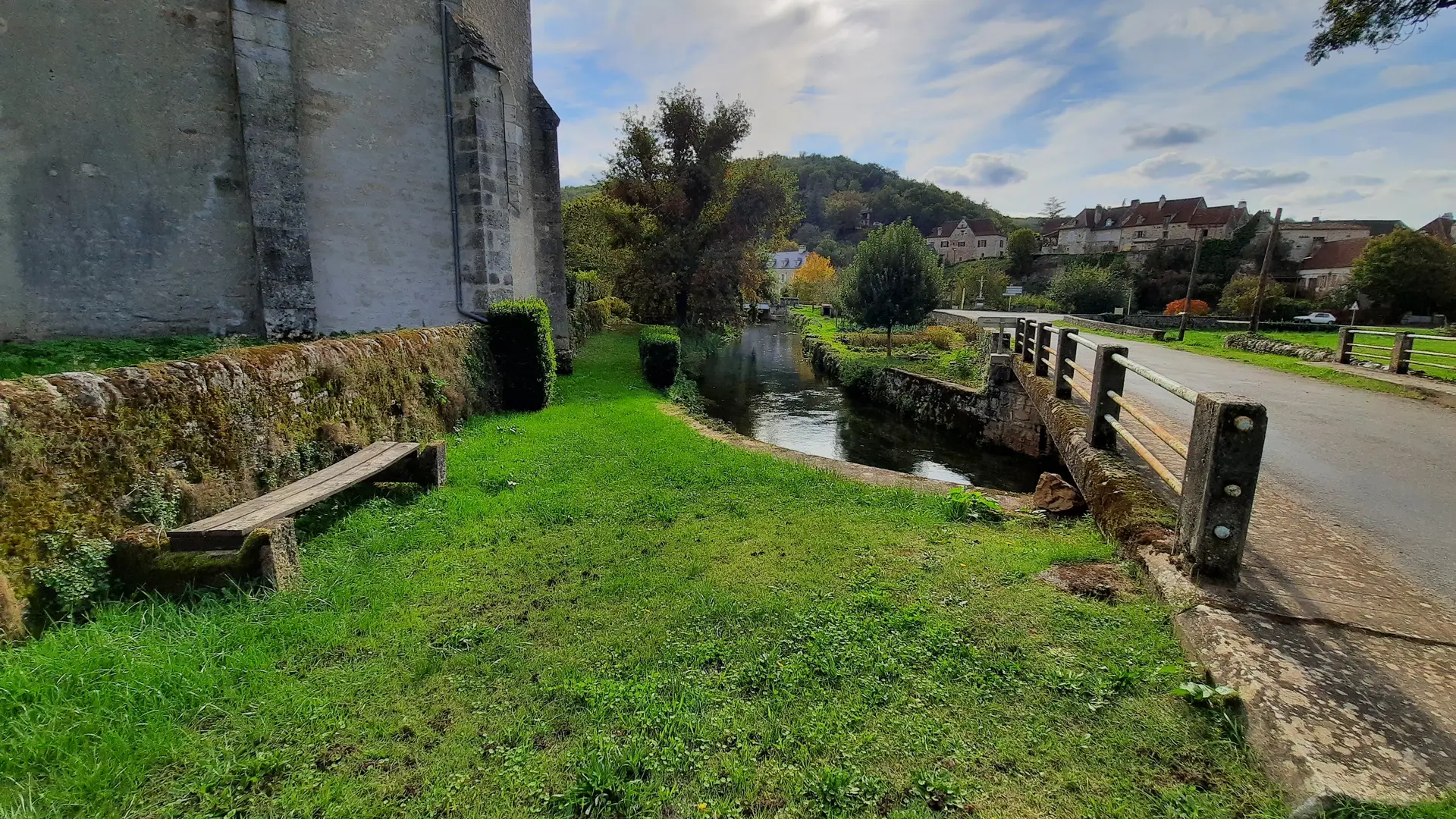 Aire de pique-nique au Lavoir de Cenevieres 4