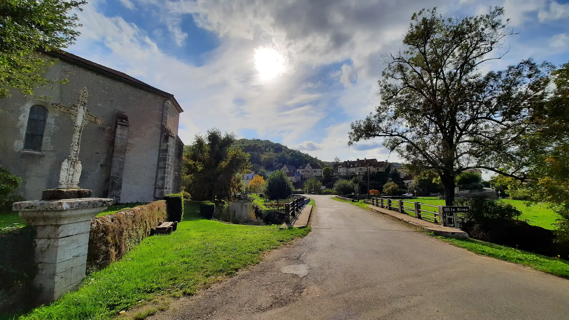 Aire de pique-nique au Lavoir de Cenevieres 5