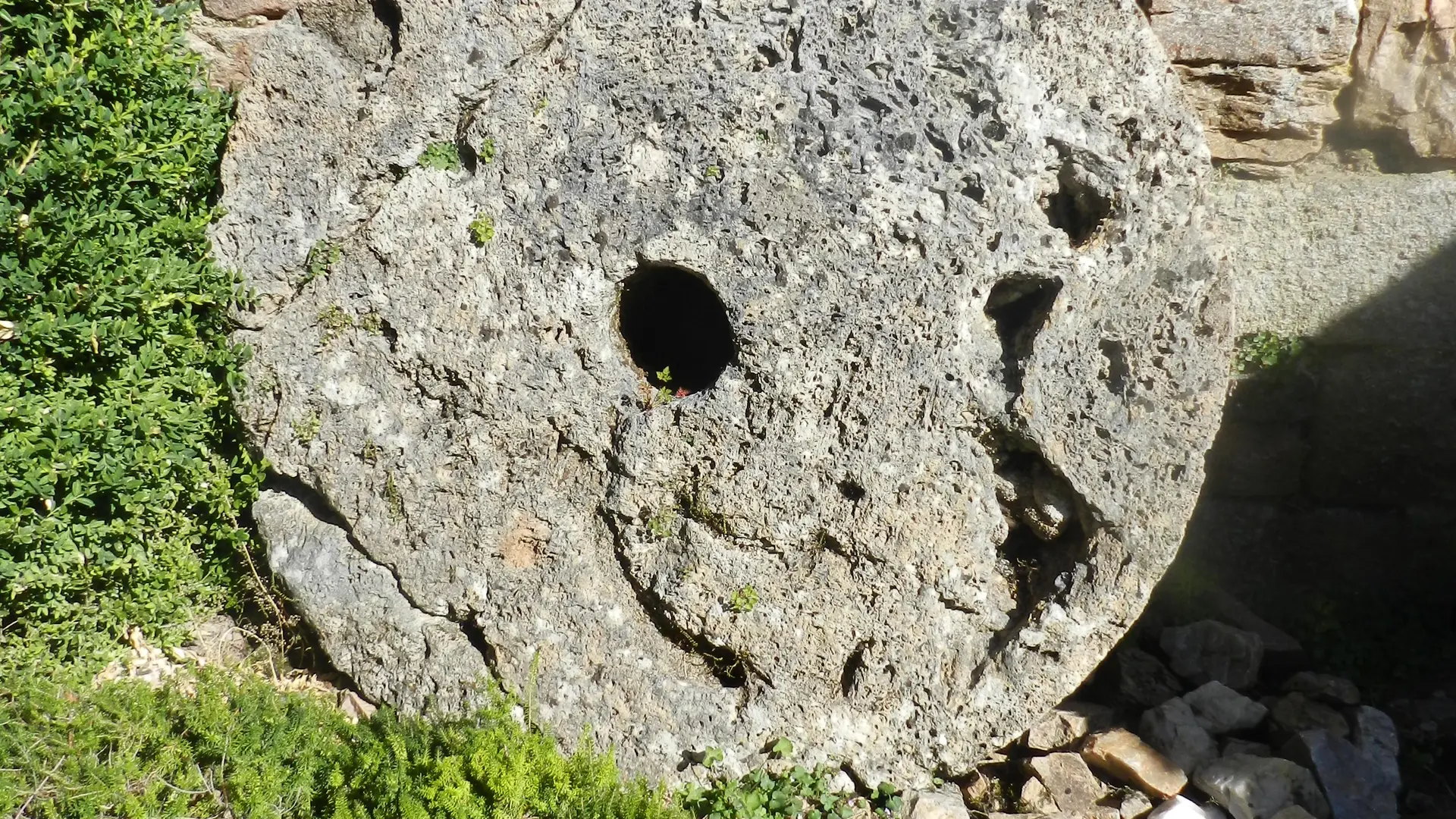 Ancien moulin du Barry-Bas (meule)