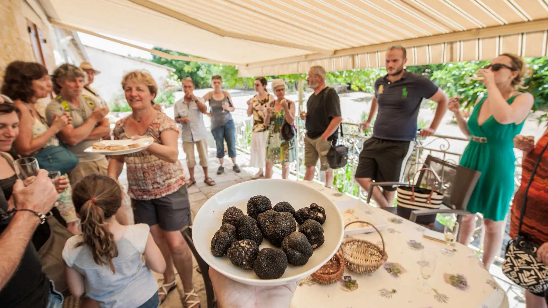 Apéritif autour de la truffe 07 © Lot Tourisme - C. ORY