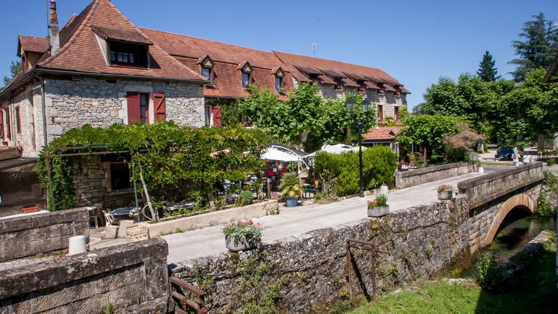 Auberge de Lile-creysse - facade (2)