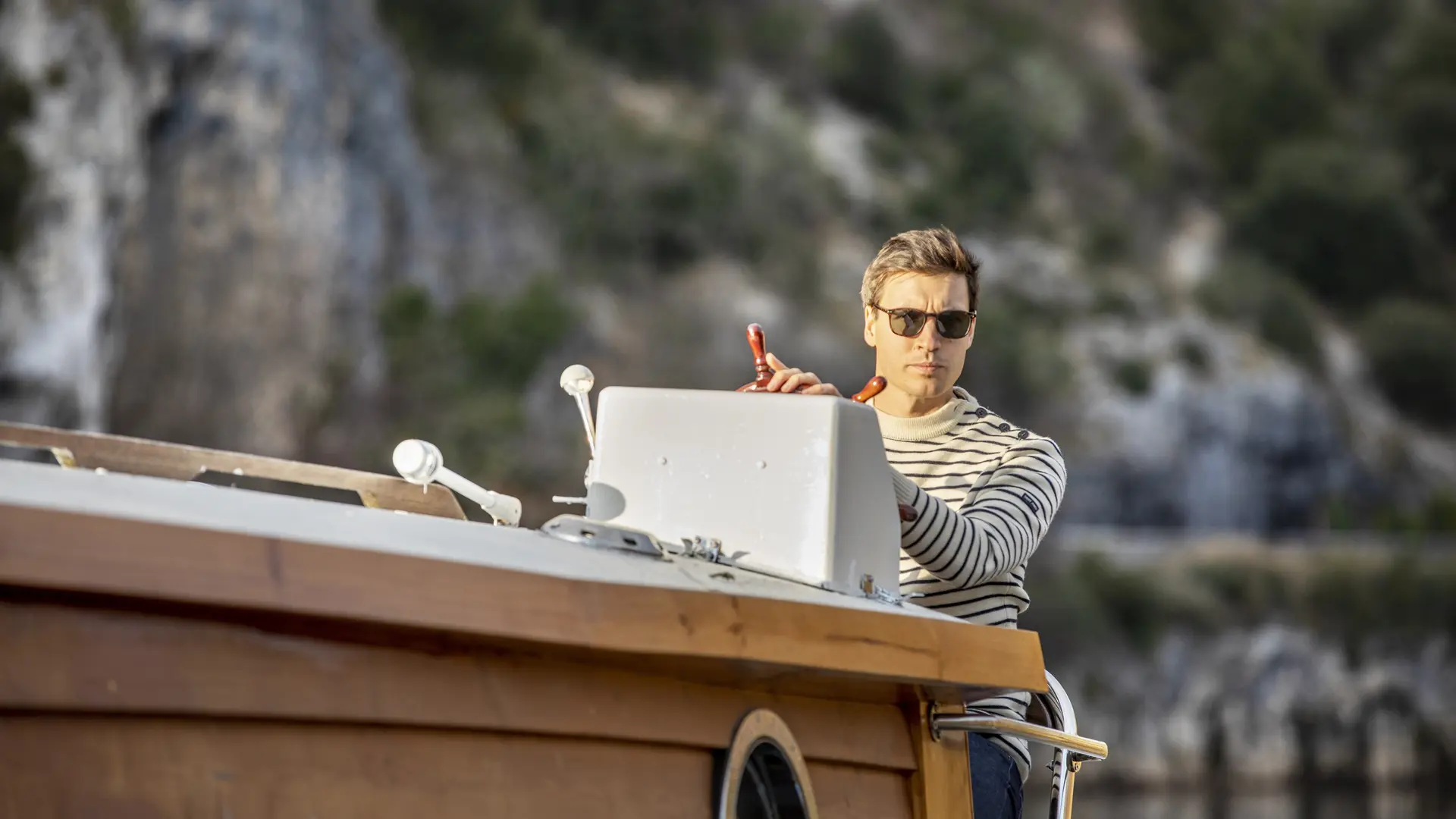 Aux commandes du bateau-cabane