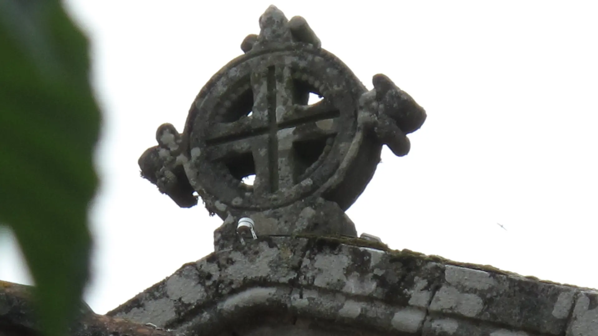 BELLE CROIX SUR LE HAUT DU CHEVET DE L'EGLISE DE CALVIAC