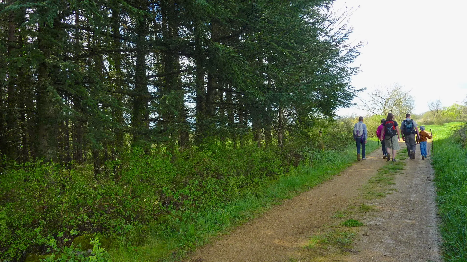 Bach - Randonneurs sur le sentier des Phosphatières © Lot Tourisme - C. Sanchez
