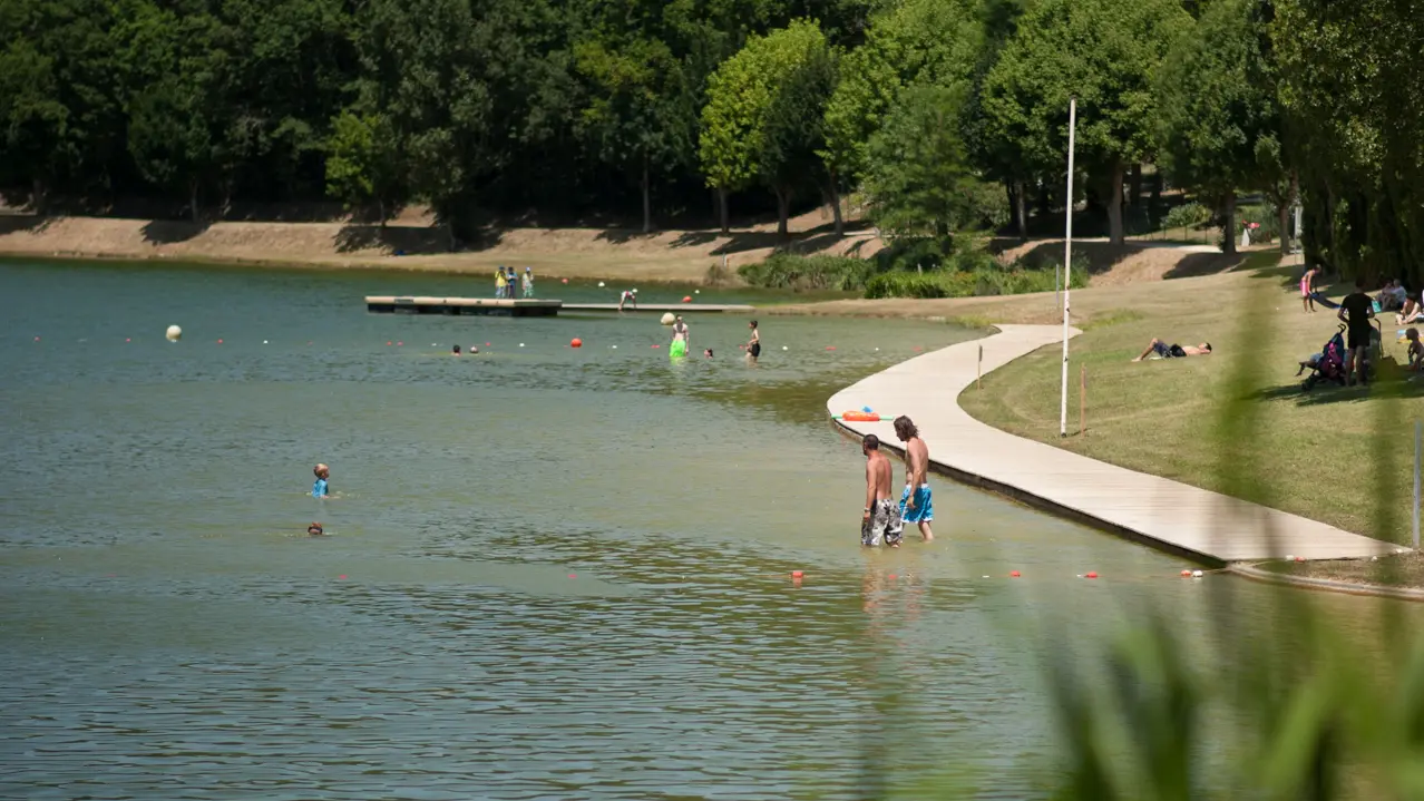 Baignade au plan d'eau Ecoute s'il pleut à Gourdon_04 © Lot Tourisme - C. ORY