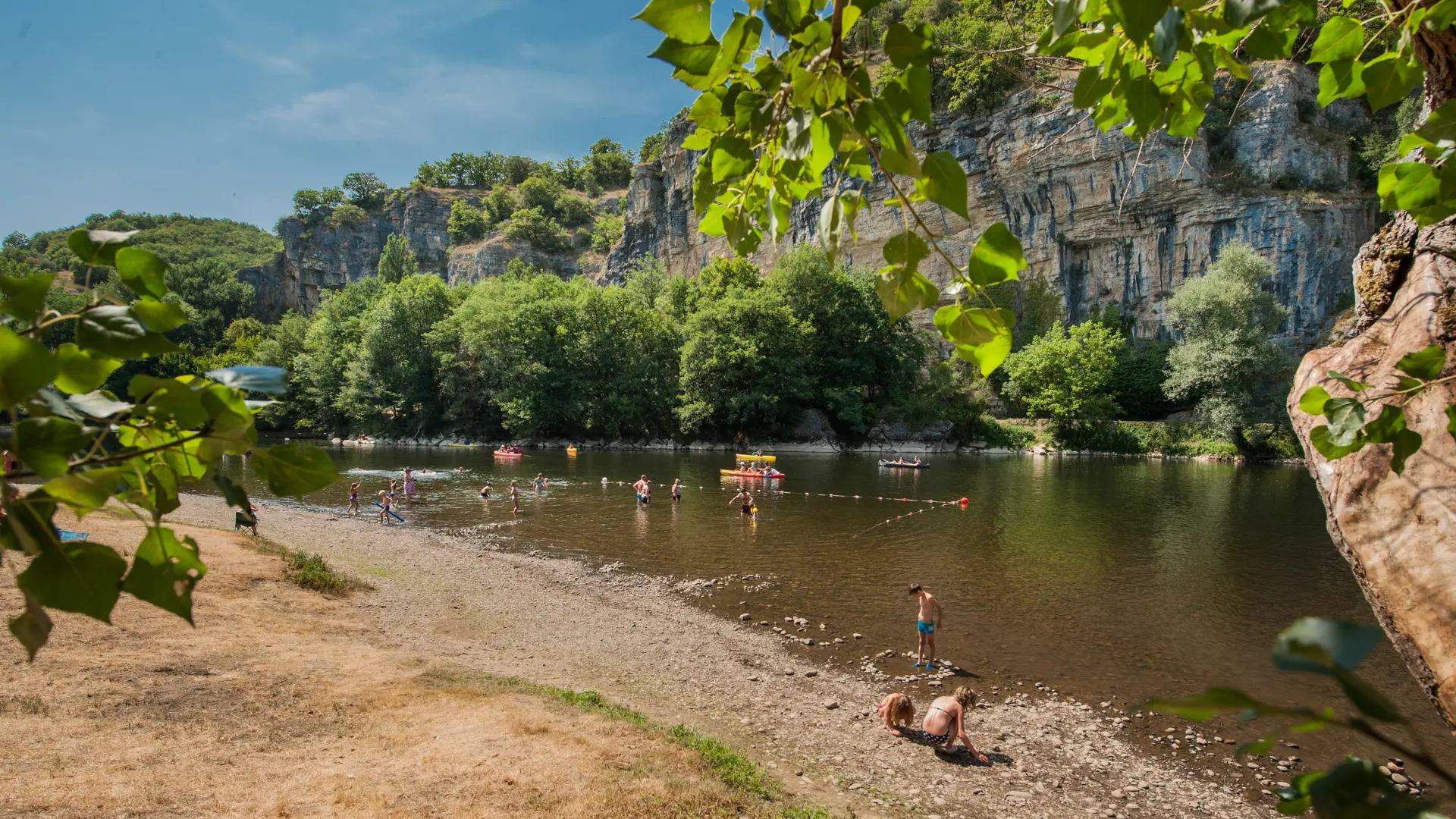 Baignade dans la Dordogne à Gluges_05 © Lot Tourisme - C. ORY